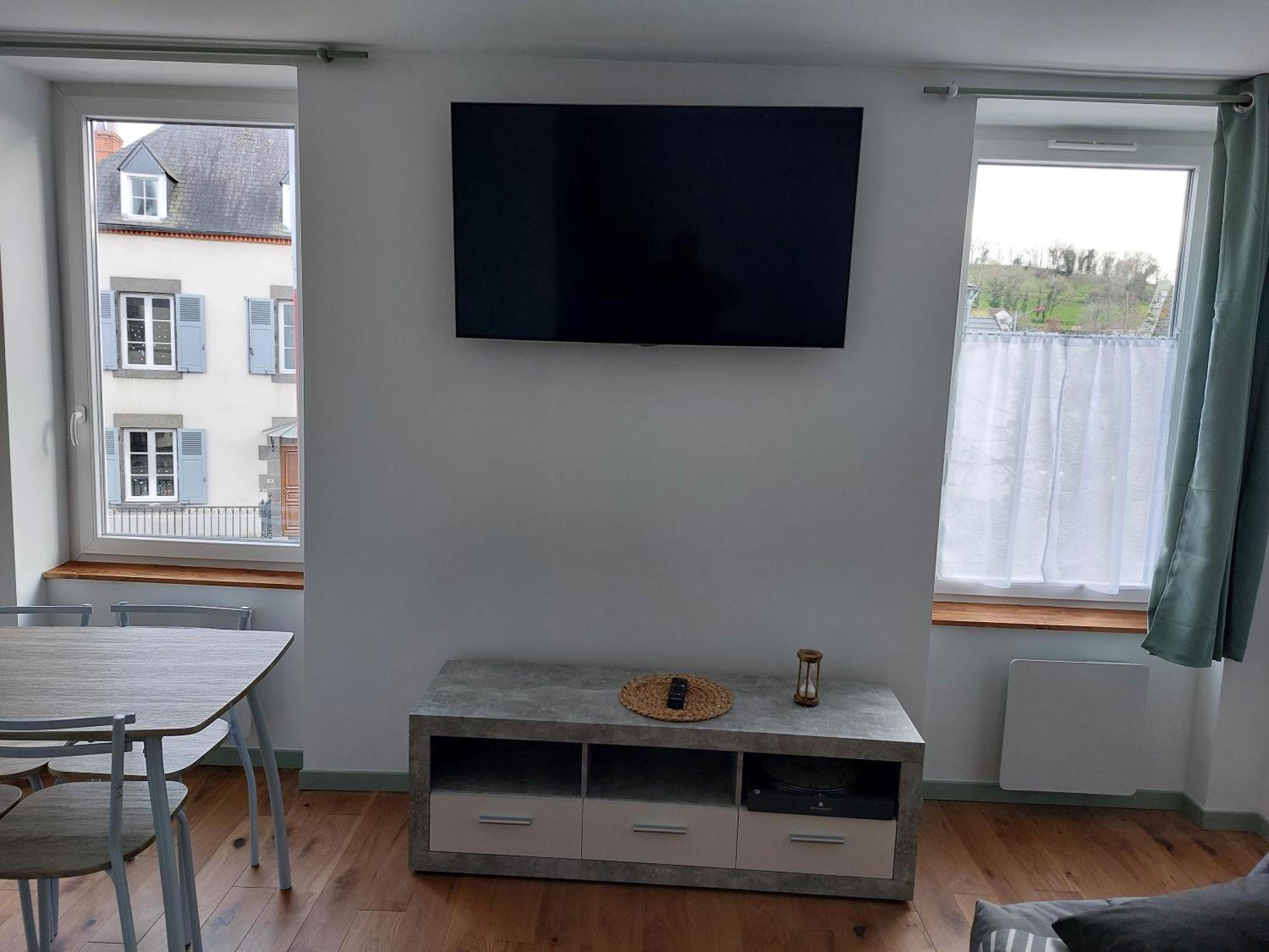 Studio Refait A Neuf Clos Saint Genest Manzat Εξωτερικό φωτογραφία
